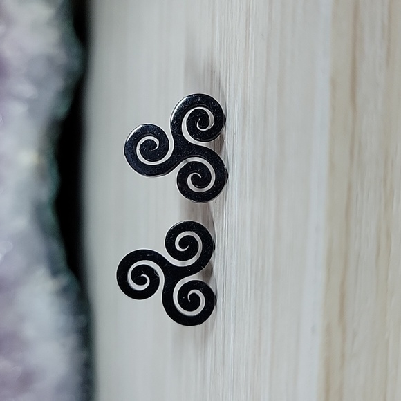 Other - Black Tri-Swirl Stud Earrings, unisex